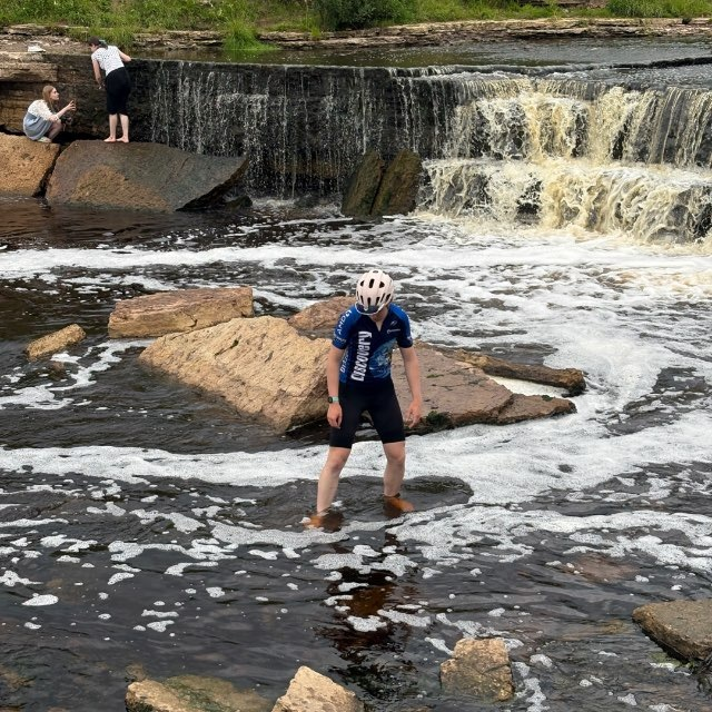 Владислав Поздняков у водопада